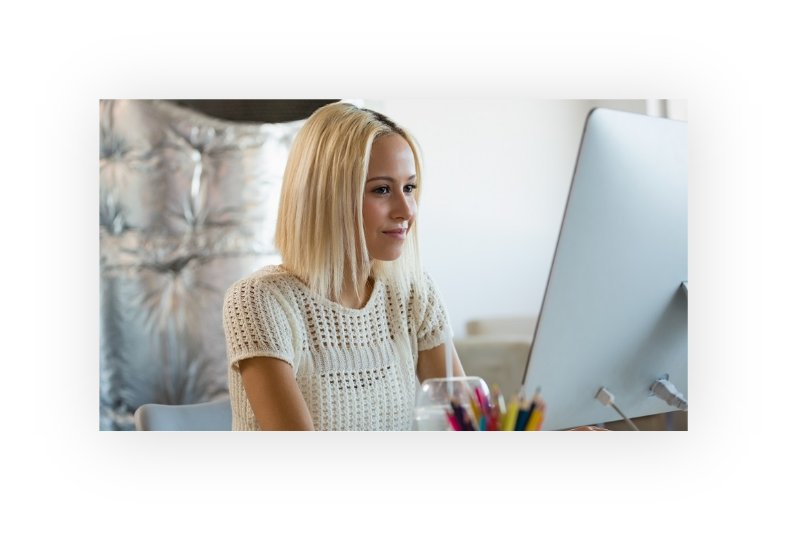 Frau erfasst Personalzeiten am Computer